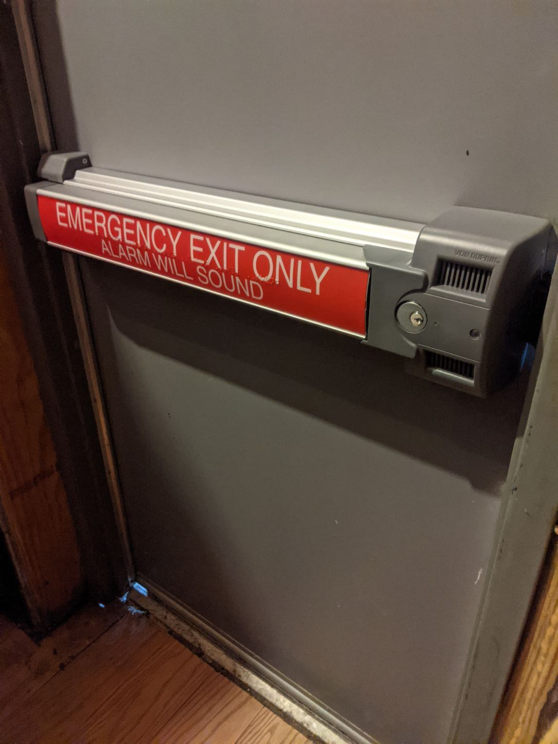 Emergency exit panic bar with cylinder